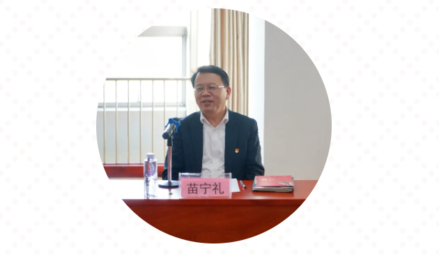 四季度过"政治生日"的党员赠送生日贺卡,过政治生日的党员代表苗宁礼